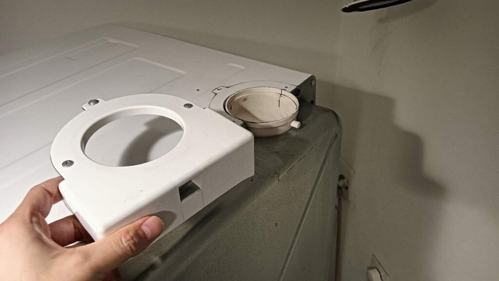 排気ダクトとの接続部品を外した画像
